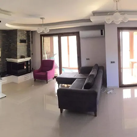 Alacati Muestakil Havuzlu