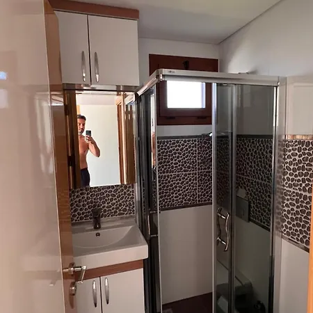 Alacati Muestakil Havuzlu Çeşme