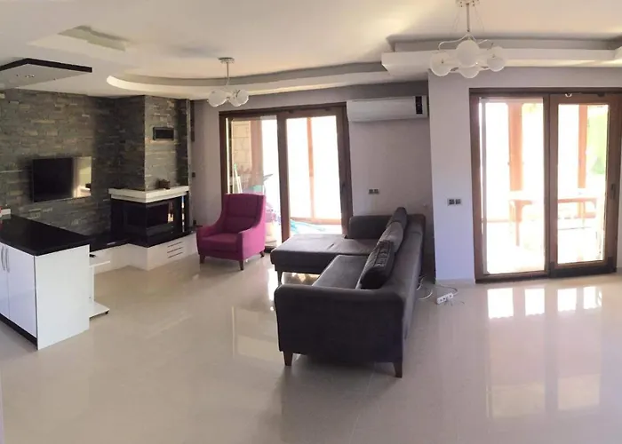 Alacati Muestakil Havuzlu