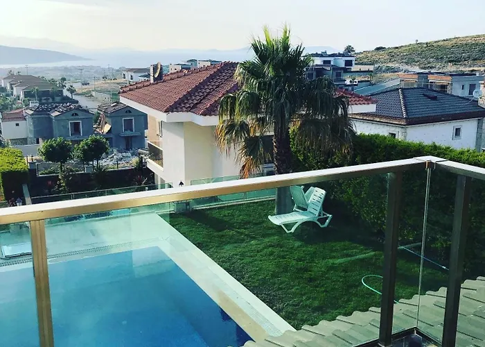 Alacati Muestakil Havuzlu Çeşme