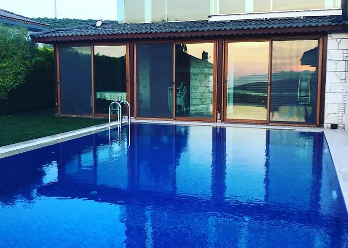 فيلة Alacati Muestakil Havuzlu