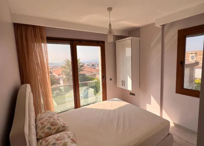 Alacati Muestakil Havuzlu